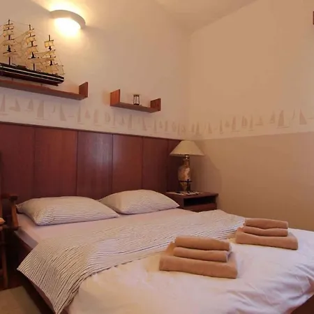 Apartment Malinska 7 מאלינסקה