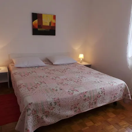 Apartment Malinska 7 מאלינסקה
