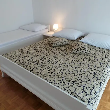 Apartment Malinska 7 דירה
