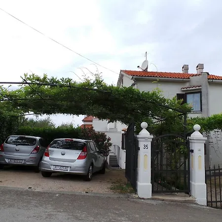 Apartment Malinska 7 דירה