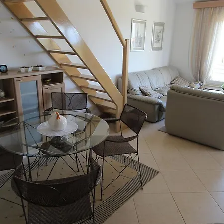 Apartment Malinska 7 מאלינסקה